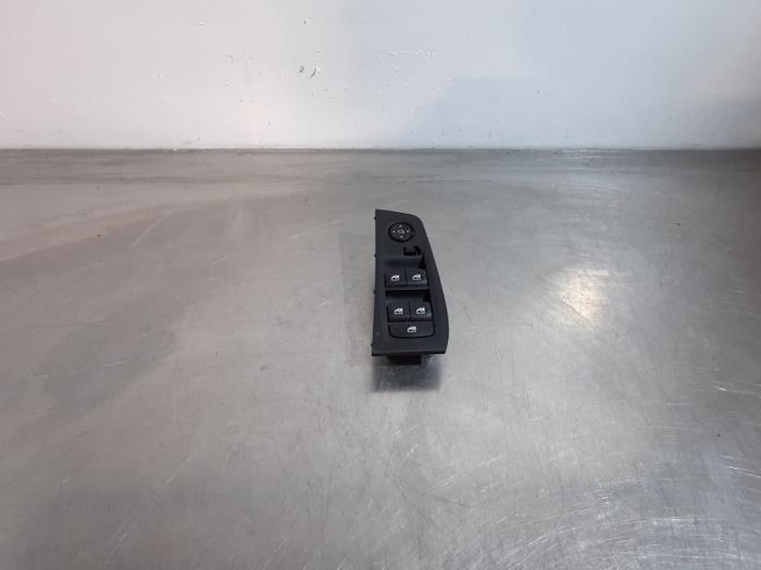 Usados Interruptor combinado de ventanillas BMW 1 serie (F40) 118i 1.5 TwinPower 12V Precio € 60,50 IVA incluido ofrecido por Autohandel Didier