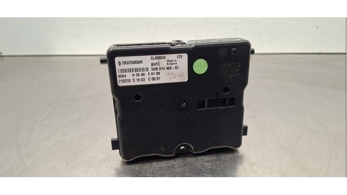 Używane Modul climatronic Renault Twingo III (AH) 1.0 SCe 65 12V Cena € 48,40 Z VAT oferowane przez Autohandel Didier