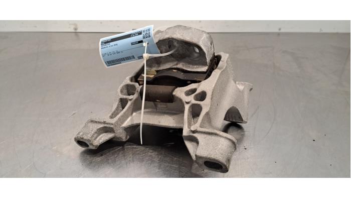 Engine mount from a Mazda CX-5 I (KE,GH) 2.2 SkyActiv-D 150 16V 2WD 2015