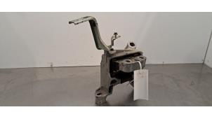 Engine mount from a Mazda CX-5 I (KE,GH) 2.2 SkyActiv-D 150 16V 2WD 2015