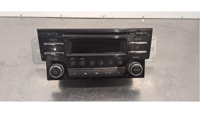 Używane Radio Renault Alaskan 2.3 dCi 163 4x4 Cena € 266,20 Z VAT oferowane przez Autohandel Didier