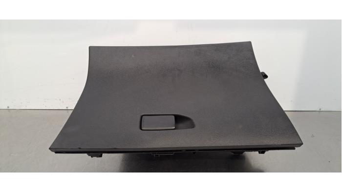 Begagnade Handskfack Peugeot 5008 III (KA/KB/KC) Pris € 60,50 Inklusive moms erbjuds av Autohandel Didier
