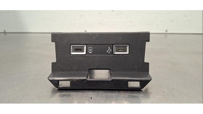Używane Wtyczka USB Peugeot 308 (F3/FB/FH/FM/FP) 1.5 Blue HDi 130 16V Cena € 12,10 Z VAT oferowane przez Autohandel Didier