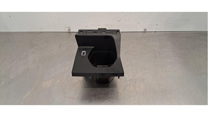Gebrauchte Getränkehalter Peugeot 308 SW (F4/FC/FN/FR) 1.2 12V PureTech 130 Preis € 42,35 Mit Mehrwertsteuer angeboten von Autohandel Didier