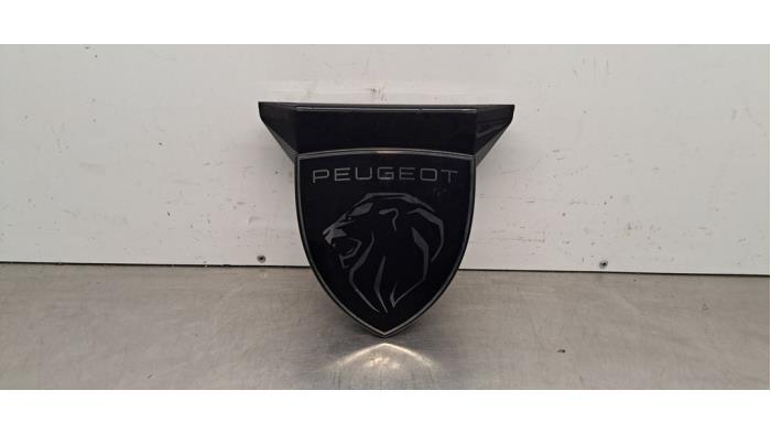 Używane Emblemat Peugeot 3008 III e-3008 210 73 kWh Cena € 24,20 Z VAT oferowane przez Autohandel Didier