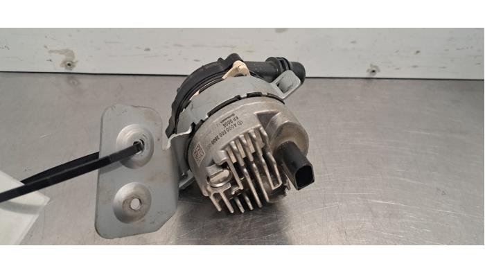 Begagnade Extra vattenpump Mercedes CLA Shooting Brake (118.6) 1.3 CLA-250 e Turbo 16V Pris € 54,45 Inklusive moms erbjuds av Autohandel Didier