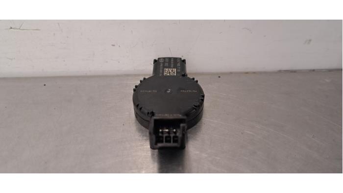 Regnsensor från en Mercedes-Benz CLA (118.3) 1.3 CLA-180 Turbo 16V 2020