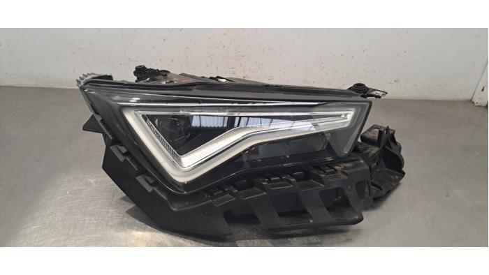 Używane Reflektor prawy Seat Ateca (5FPX) 1.5 TSI 16V Cena € 665,50 Z VAT oferowane przez Autohandel Didier