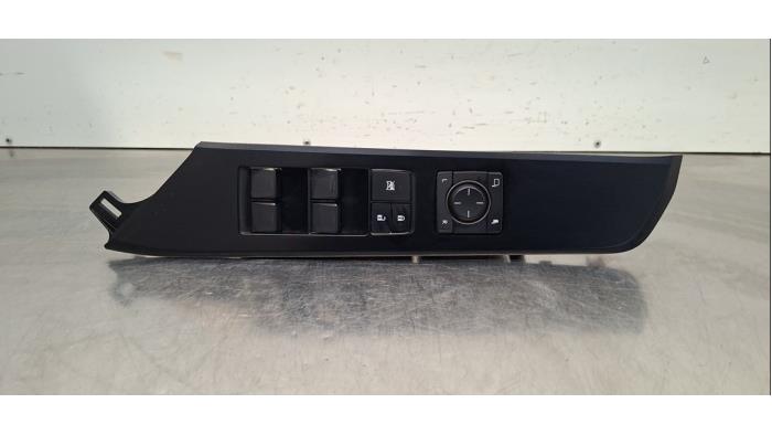 Usados Interruptor combinado de ventanillas Lexus UX 250h 2.0 16V Precio € 60,50 IVA incluido ofrecido por Autohandel Didier