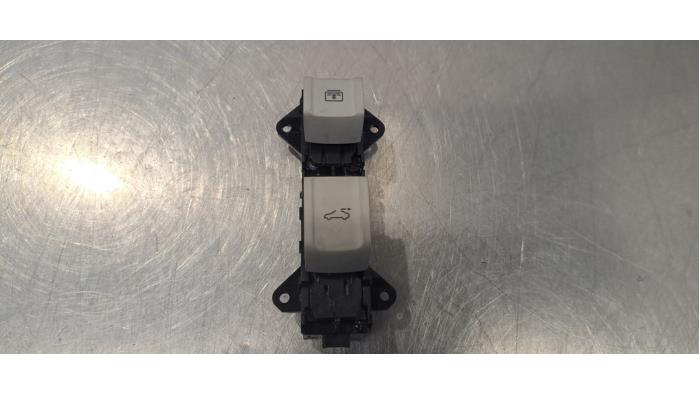 Używane Przelacznik szyberdachu MG ZS 1.0 T-GDI 12V Cena € 30,25 Z VAT oferowane przez Autohandel Didier