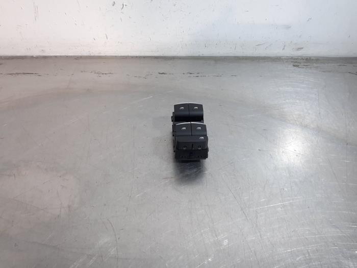 Usados Interruptor combinado de ventanillas Alfa Romeo Giulia (952) 2.2d 136 16V Precio € 102,85 IVA incluido ofrecido por Autohandel Didier