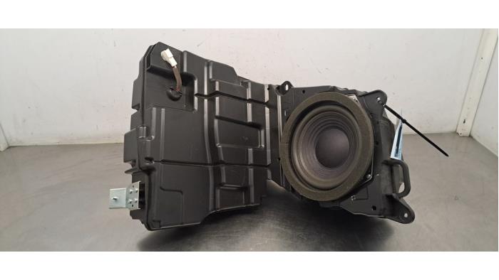 Używane Subwoofer Lexus RX (L2) 450h, 450h L V6 24V VVT-i AWD Cena € 60,50 Z VAT oferowane przez Autohandel Didier