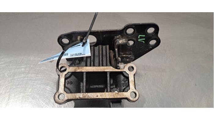 Engine mount from a Lexus RX (L2) 450h, 450h L V6 24V VVT-i AWD 2020