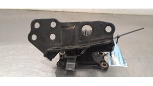 Engine mount from a Lexus RX (L2) 450h, 450h L V6 24V VVT-i AWD 2020