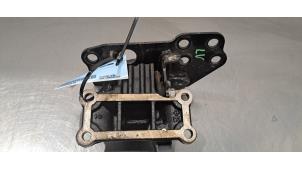 Engine mount from a Lexus RX (L2) 450h, 450h L V6 24V VVT-i AWD 2020