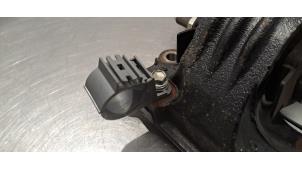 Engine mount from a Lexus RX (L2) 450h, 450h L V6 24V VVT-i AWD 2020