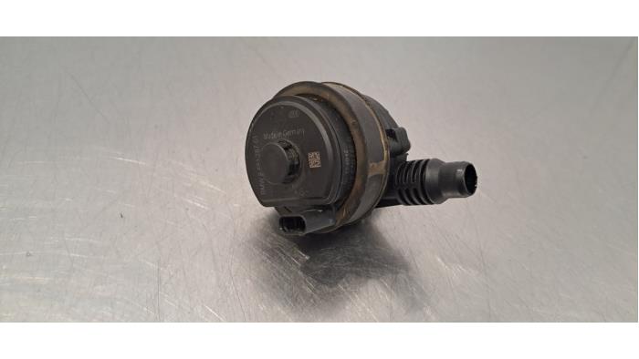 Begagnade Extra vattenpump BMW X5 (G05) xDrive 45 e iPerformance 3.0 24V Pris € 24,20 Inklusive moms erbjuds av Autohandel Didier