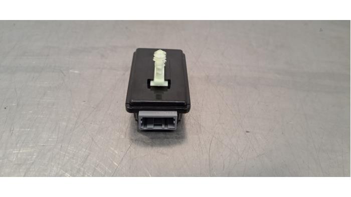 Begagnade USB-modul Landrover Range Rover Velar (LY) 3.0 D275 AWD Pris € 30,25 Inklusive moms erbjuds av Autohandel Didier