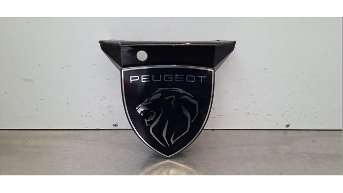 Używane Emblemat Peugeot 5008 III (KA/KB/KC) e-5008 73 kWh Cena € 30,25 Z VAT oferowane przez Autohandel Didier