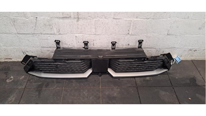 Begagnade Grill Peugeot 5008 III (KA/KB/KC) e-5008 73 kWh Pris € 199,65 Inklusive moms erbjuds av Autohandel Didier