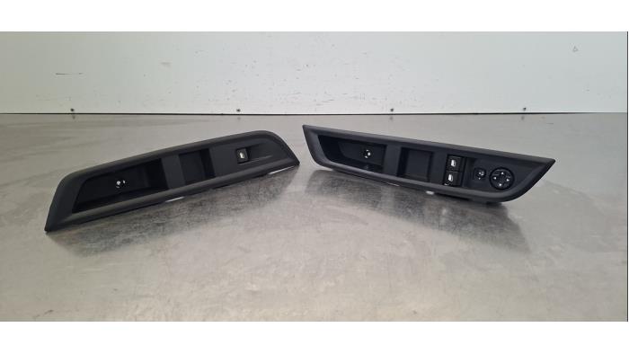 Usados Interruptor combinado de ventanillas Citroen C3 (CB/CC) ë-C3 Comfort Range 44 kWh Precio € 42,35 IVA incluido ofrecido por Autohandel Didier