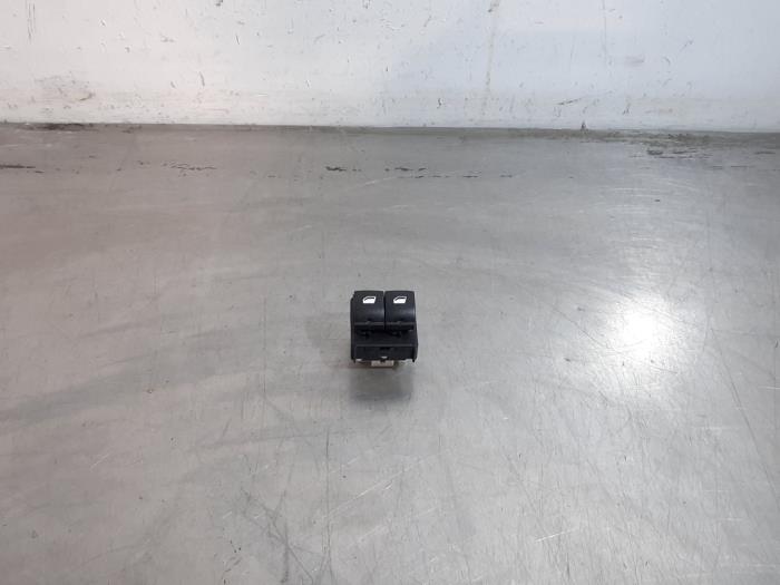 Usados Interruptor combinado de ventanillas Peugeot Partner (EA//EF/EN/EU) 1.5 BlueHDi 100 Precio € 12,10 IVA incluido ofrecido por Autohandel Didier