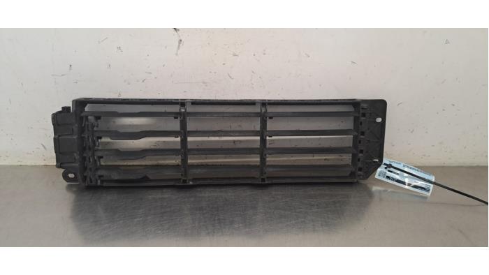 Używane Grill Renault Captur II (RJB) 1.0 TCe ECO-G 90 12V Cena € 296,45 Z VAT oferowane przez Autohandel Didier