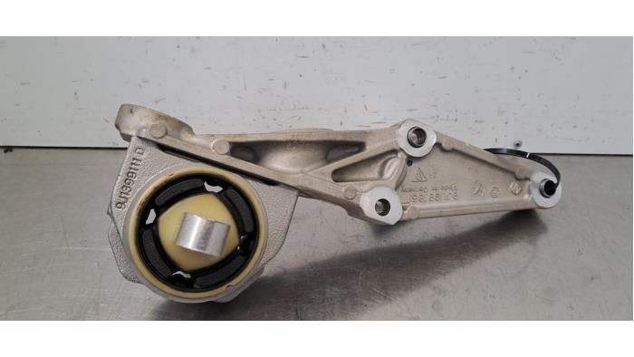 Usagé Support moteur Porsche Taycan (Y1A) 4S Prix € 108,90 Prix TTC proposé par Autohandel Didier