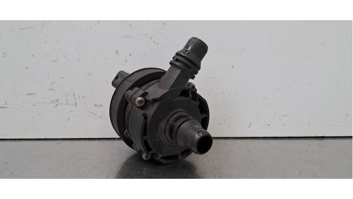 Begagnade Extra vattenpump Mercedes C (W205) C-220d 2.0 Turbo 16V Pris € 60,50 Inklusive moms erbjuds av Autohandel Didier