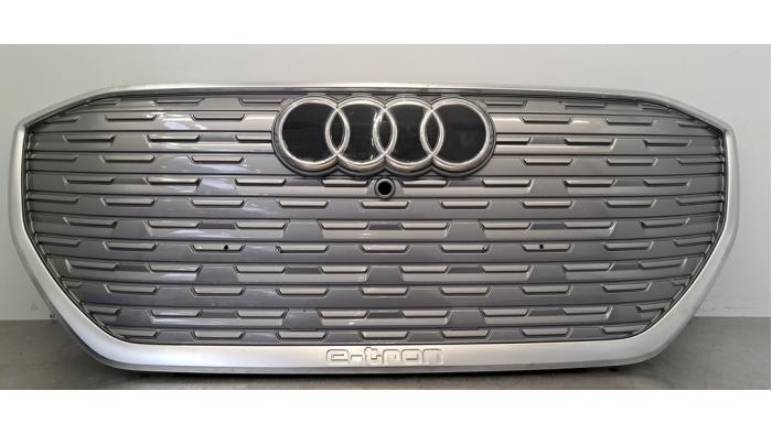 Używane Grill Audi Q4 (F4B) 40 e-tron 77 kWh Cena € 332,75 Z VAT oferowane przez Autohandel Didier
