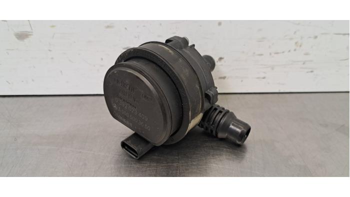 Begagnade Extra vattenpump Mercedes GLA (H247) 1.3 180 Turbo 16V Pris € 48,40 Inklusive moms erbjuds av Autohandel Didier