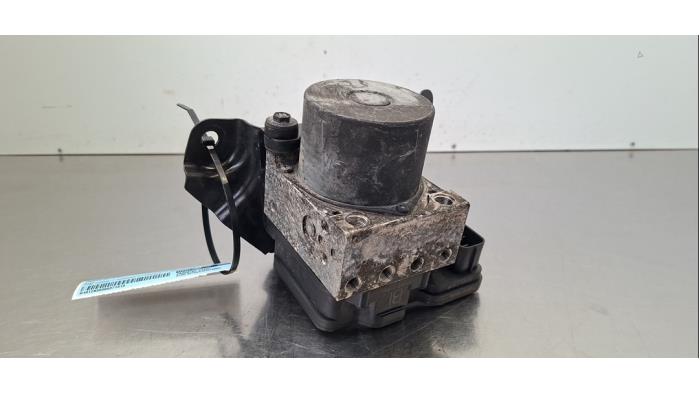 Begagnade ABS-pump Toyota Hilux V/VI 2.8 D4D-F 16V 4x4 Pris € 332,75 Inklusive moms erbjuds av Autohandel Didier