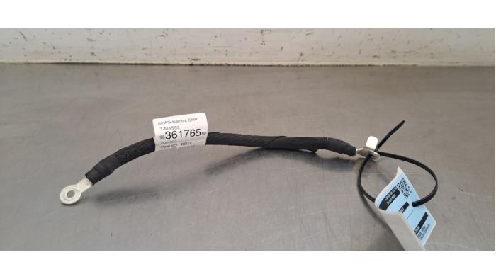 Używane Biegun akumulator Opel Corsa F (UB/UH/UP) 1.2 Turbo 12V 100 Hybrid Cena € 24,20 Z VAT oferowane przez Autohandel Didier