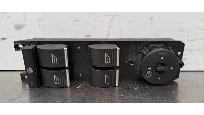 Usados Interruptor combinado de ventanillas Ford Tourneo Connect/Grand Tourneo Connect 1.5 TDCi Precio € 24,20 IVA incluido ofrecido por Autohandel Didier