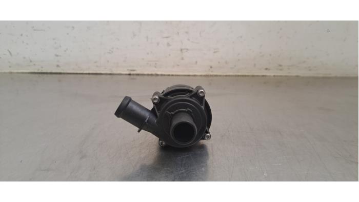 Begagnade Extra vattenpump Skoda Fabia IV (PJ3) 1.0 TSI 12V Pris € 30,25 Inklusive moms erbjuds av Autohandel Didier