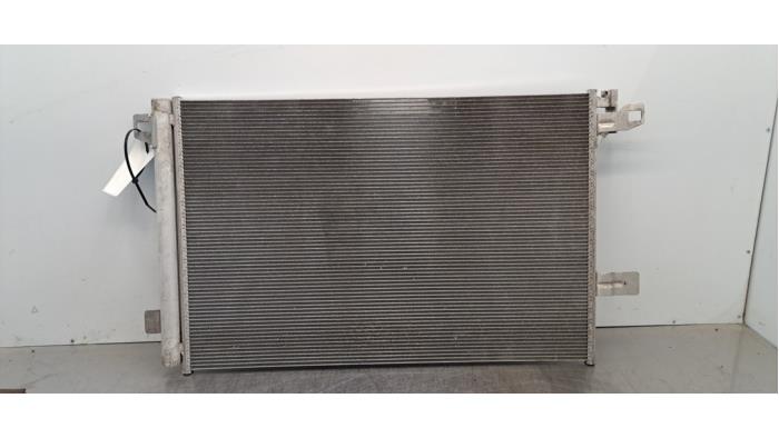 Klima Kondensor van een Volkswagen Transporter T6 2.0 TDI 150 4Motion 2020