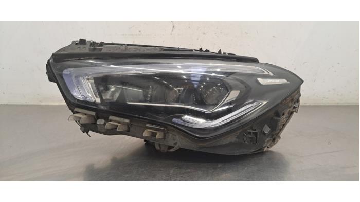 Używane Reflektor lewy Mercedes CLA Shooting Brake (118.6) 2.0 CLA-220d Cena € 998,25 Z VAT oferowane przez Autohandel Didier