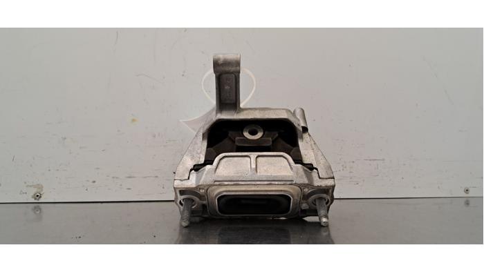 Engine mount from a Audi Q3 (8UB/8UG) 2.0 TDI 16V 150 2018