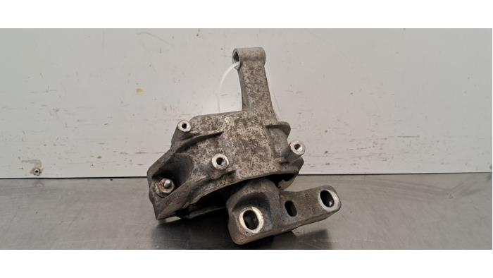 Engine mount from a Audi Q3 (8UB/8UG) 2.0 TDI 16V 150 2018