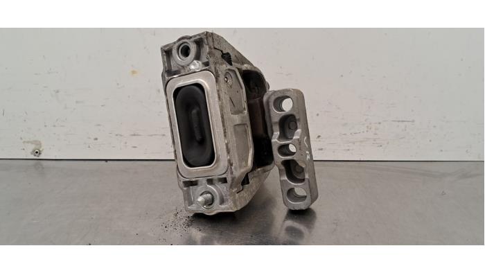 Engine mount from a Audi Q3 (8UB/8UG) 2.0 TDI 16V 150 2018