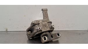 Engine mount from a Audi Q3 (8UB/8UG) 2.0 TDI 16V 150 2018