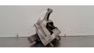 Engine mount from a Audi Q3 (8UB/8UG) 2.0 TDI 16V 150 2018