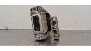 Engine mount from a Audi Q3 (8UB/8UG) 2.0 TDI 16V 150 2018