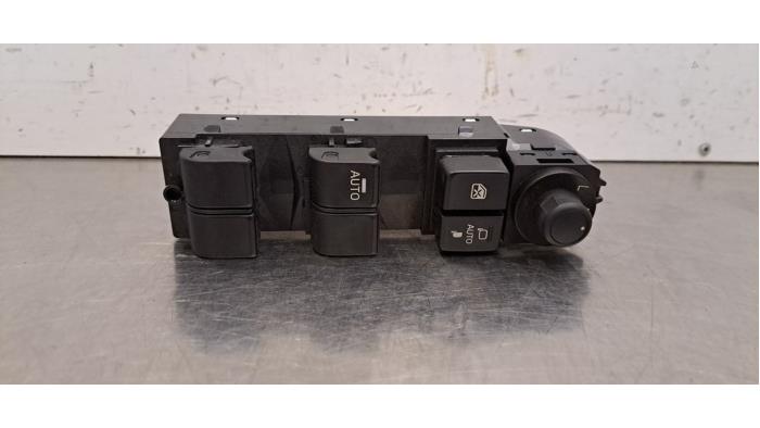 Usados Interruptor combinado de ventanillas Mazda CX-3 (DJ/DK) 2.0 SkyActiv-G 121 Precio € 48,40 IVA incluido ofrecido por Autohandel Didier