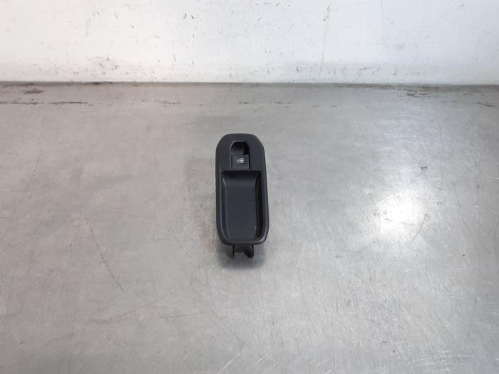 Usados Interruptor de ventanilla eléctrica Renault Express 1.3 TCE 100 16V Precio € 24,20 IVA incluido ofrecido por Autohandel Didier