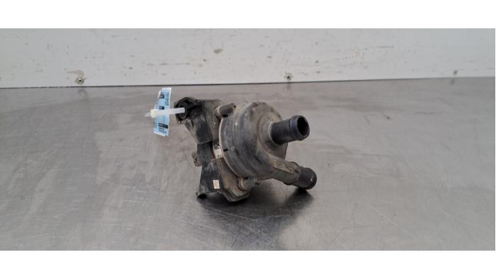 Begagnade Extra vattenpump Jaguar F-Pace 3.0 D 24V AWD Pris € 54,45 Inklusive moms erbjuds av Autohandel Didier