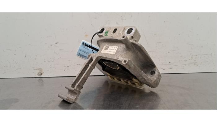 Engine mount from a Volkswagen Polo VI (AW1) 1.0 TSI 12V 2021