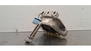 Engine mount from a Volkswagen Polo VI (AW1) 1.0 TSI 12V 2021