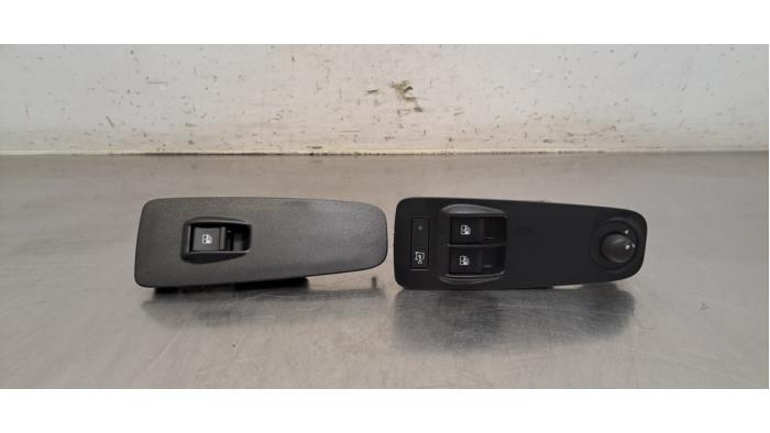 Usados Interruptor combinado de ventanillas Citroen Jumper (U9) ë-Jumper 110 kWh Precio € 54,45 IVA incluido ofrecido por Autohandel Didier