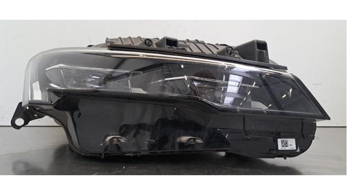 Używane Reflektor prawy Peugeot 408 1.6 16V HYbrid 180 Cena € 859,10 Z VAT oferowane przez Autohandel Didier